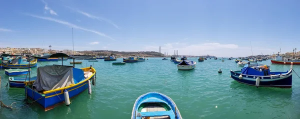 화창한 전통적인 Luzzu와 어촌의 Marsaxlokk 2018 파노라마 — 스톡 사진