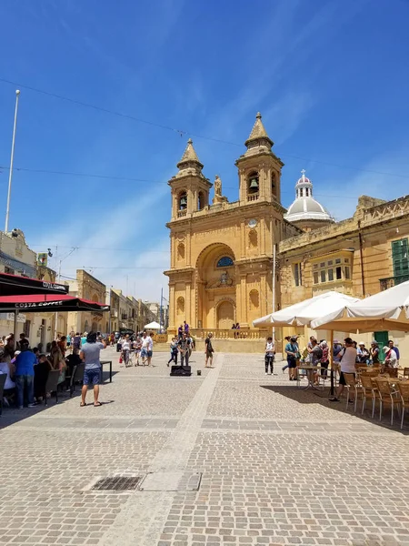 Marsaxlokk Malta Maj 2018 Turister Promenader Nära Café Och Marsaxlokk — Stockfoto