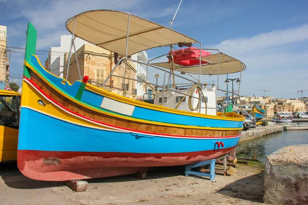 Traditionella eyed båtar Yuna i fiskebyn Marsaxlokk, Malta — Stockfoto