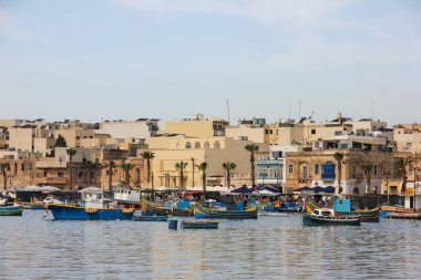 Marsaxlokk, Malta - Mayıs 2018: Panoramik geleneksel gözlü tekneler luzzu ile balıkçı köyü