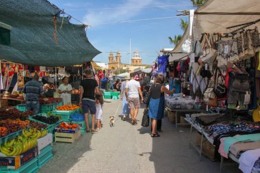 Marsaxlokk, Malta - Mayıs 2018: geleneksel Pazar Balık pazarı üzerinde yürüyen insanlar