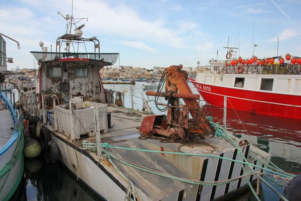 Balıkçı teknesi limanda balıkçı köyü Marsaxlokk