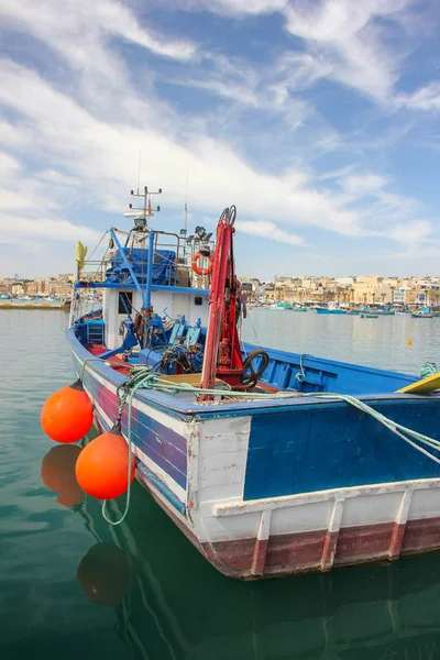 Fiskebåt i hamnen i fiskebyn Marsaxlokk — Stockfoto