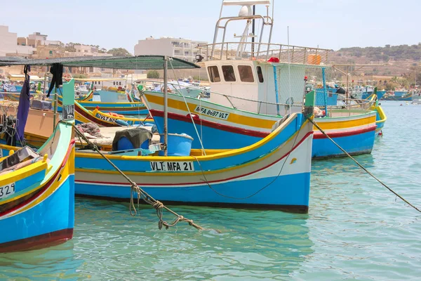 Marsaxlokk, Malta - maj 2018: Vacker utsikt över fiskeby med traditionella eyed båtar Yuna — Stockfoto