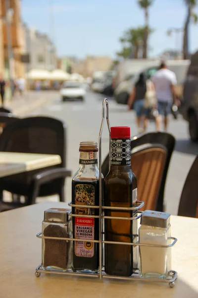 Baharat balsamik sirke, tuz, biber ve zeytinyağı ile güzel bir görünüm olarak arka plan bulanık yaz sokak kafede masada