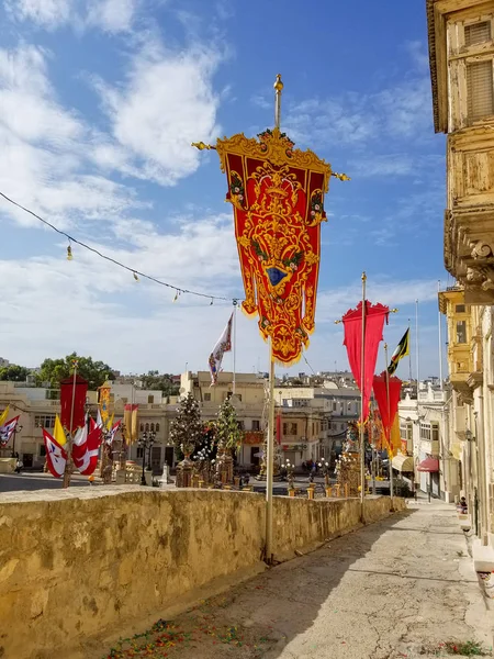 Marsa, Malta - Mayıs 2018: Festively sokak bayraklı güneşli gün yıllık festa dini tatil için dekore edilmiş