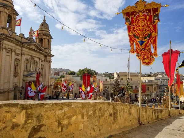 Marsa, Malta - Mayıs 2018: Festively dekore edilmiş sokak ve yıllık festa dini bayram için bayrakları ile kare güneşli bir günde yakın: church