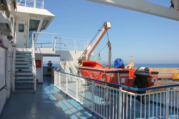 Cirkewwa, Malta - Mayıs 2018: Kırmızı cankurtaran gemide feribot gemi güvertesinde