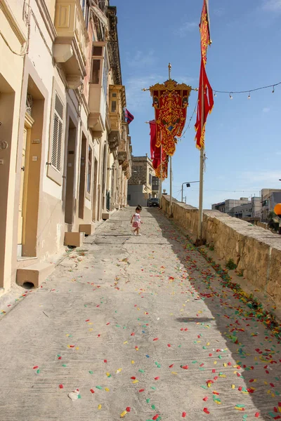 2018 축제로 화창한 종교적 휴일에 플래그와 거리를 지상에 화려한 색종이 — 스톡 사진