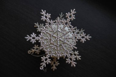 Güzel Noel yılbaşı gümüş glitter kar tanesi üzerinde koyu ahşap yüzey portre