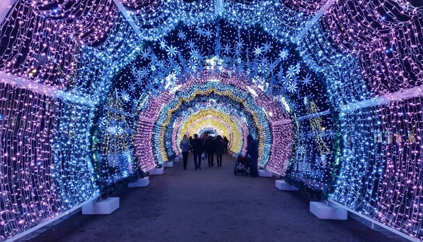Människor Går Genom Vackra Ljusa Blå Och Violett Ljus Tunnel — Stockfoto