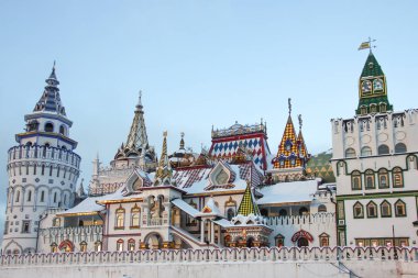 Kule kültür eğlence karmaşık Kremlin Izmailovo kışın, Moskova, Rusya'nın en popüler yerlerinden. Müzesi ve lokali tabela