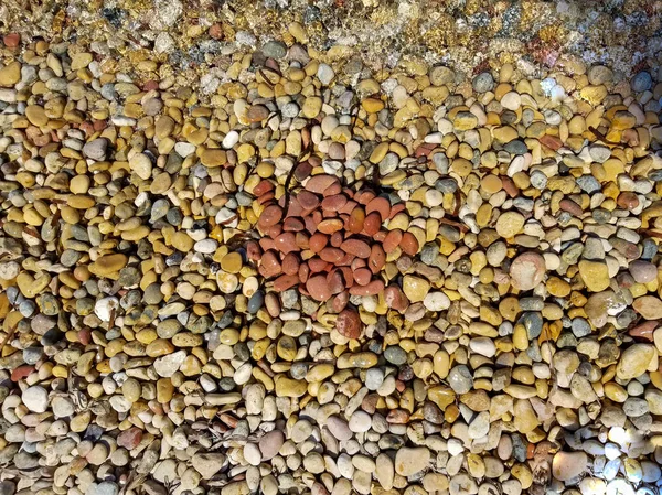 Kieselsteine Textur Runde Aus Roten Steinen Der Mitte Blaues Wasser — Stockfoto