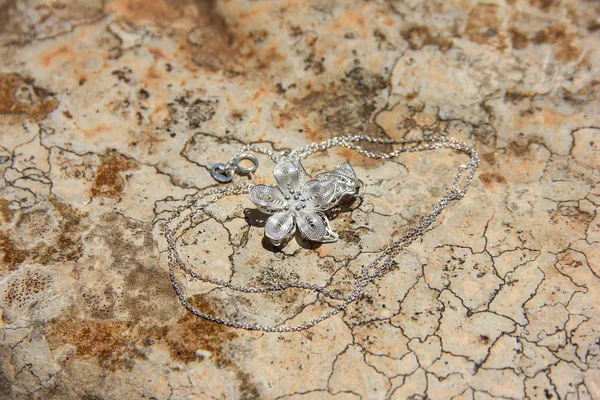 Geleneksel Malta Hediyelik eşya - nazik gümüş çiçek telkari takı ile ince zincir dokulu yüzey taş yakın çekim