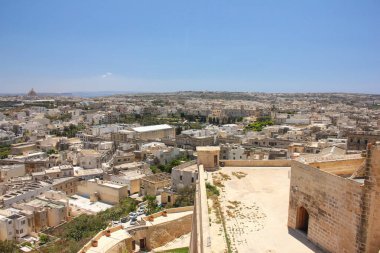 Eski şehrin Rabat, dar Sokağı'nın antik kale duvarından panoramik şimdi adada Gozo, Malta, mavi gökyüzü altında Victoria denilen