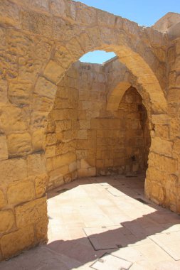 Güneşli yaz günü Victoria Gozo, Malta antik Caddesi üzerinde eski kemer