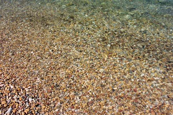 Pebbles Textura Diagonal Coberta Por Água Azul Mar Dia Ensolarado — Fotografia de Stock