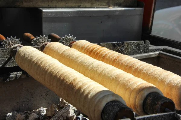 Yemek sugarcoated rulo, geleneksel tatlı pasta, sokak gıda, Trdelnik Prag, Çek Cumhuriyeti