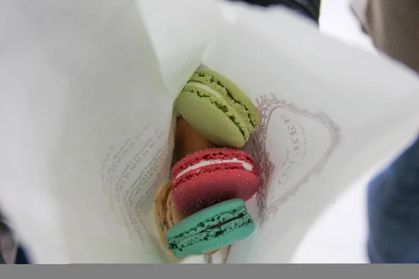 파리, 프랑스-4 월 2016: Laduree Macarons 쿠키는 샤를 드골 공항에서 종이 봉지에 저장 스톡 사진