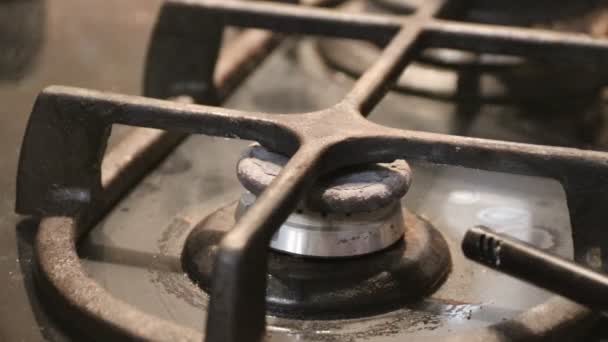 Включение кухонной плиты газовая плита на автоматической зажигалки близко на пламя — стоковое видео