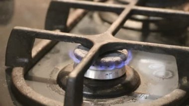 Alev mutfak ocağın üzerinde artan Ocak yakın çekim aleve