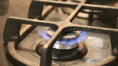 Alev mutfak cooktop Ocak üzerinde azalma aleve kapatın. Doğalgaz soba gaz brülör iltihabı yanan