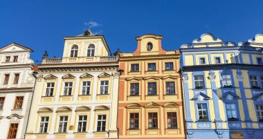 Güzel renkli Eski Şehir Meydanı, şehrin merkezine ev sahipliği yapmaktadır. Prague, Çek Cumhuriyeti