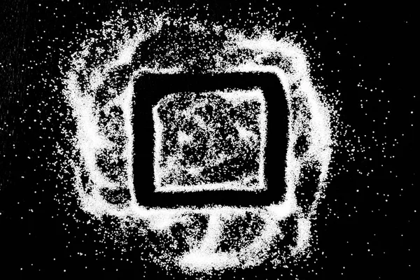 Kutusu sembolü çizerek parmak siyah arka plan üzerine beyaz tuz toz üzerinde kontrol