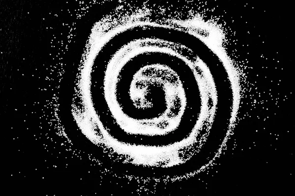 Bulut siyah arka plan üzerine beyaz tuz toz daire spiral yuvarlak