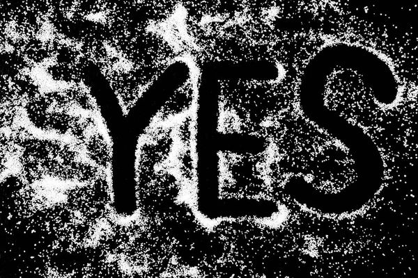 Evet siyah arka plan üzerine beyaz tuz toz üzerinde parmak çizerek sembolü kelime