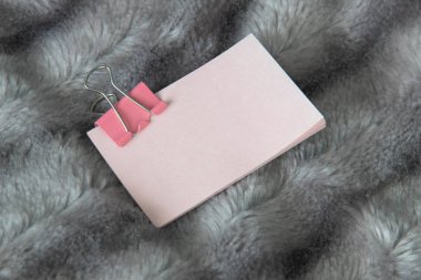 Pembe metal kelepçe ileti örneği ile hafif pembe etiket