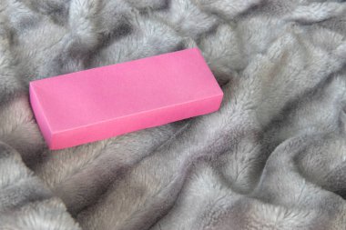 Büyük pembe aşk el Gümüş gri tüylü faux kürk battaniye arka plan üzerinde hediye kutusu yapımı