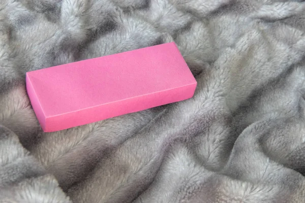 Büyük pembe aşk el Gümüş gri tüylü faux kürk battaniye arka plan üzerinde hediye kutusu yapımı