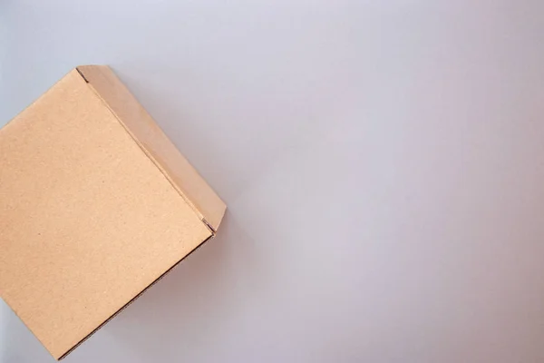 Hörnet av stängd stor fyrkantig kartong craft presentbox — Stockfoto