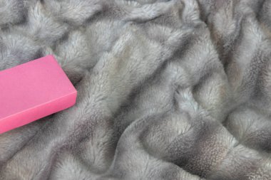 Büyük pembe aşk el parçası hediye kutusu gümüş gri tüylü faux kürk battaniye zemin üzerine yapılan