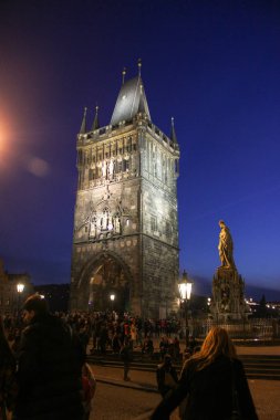 Prague, Çek Cumhuriyeti - Mayıs 2016: gece görünümü Charles Köprüsü'nde eski şehir Köprüsü Kulesi
