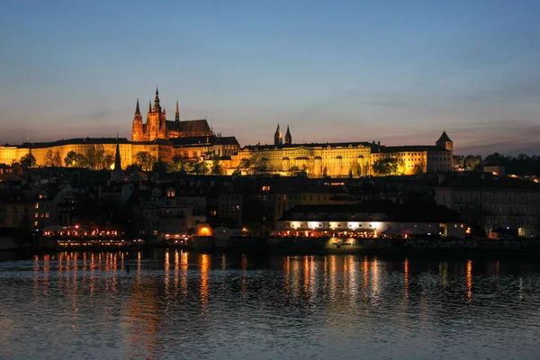 Vista panorámica de la noche sobre el río Moldava, el castillo de Praga y el centro histórico de Praga, edificios y monumentos del casco antiguo, Praga — Foto de Stock