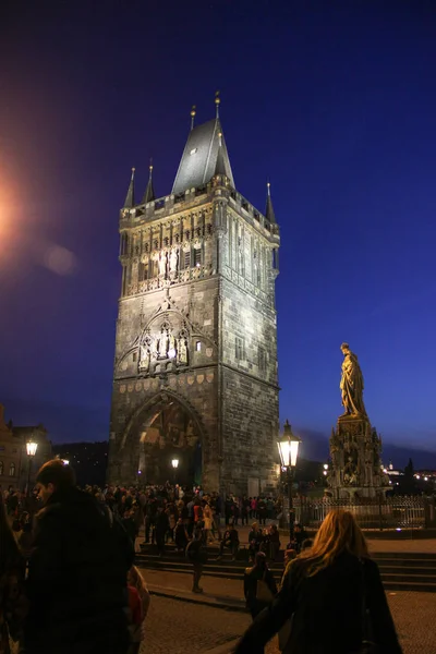 Prague, Çek Cumhuriyeti - Mayıs 2016: gece görünümü Charles Köprüsü'nde eski şehir Köprüsü Kulesi