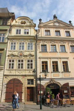 Prague, Çek Cumhuriyeti - Mayıs 2016: Mala Strana üç aylık dönemin geleneksel binaların güzel cephe tatlı eski cadde üzerinde yürüyen insanlar