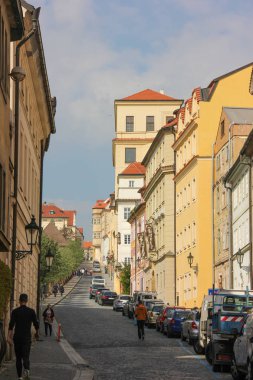 Prague, Çek Cumhuriyeti - Mayıs 2016: Mala Strana güzel binaların yakınında tatlı sokakta yürüyen insanlar