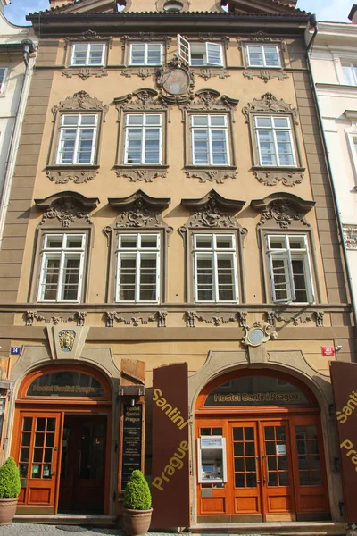 Prague, République tchèque - Mai 2016 : Jolie vieille rue avec belle façade de bâtiment traditionnel dans le quartier Mala Strana . — Photo