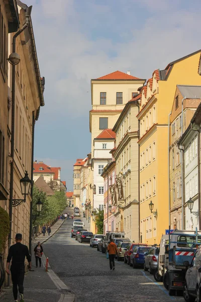 Prag, Tschechische Republik - Mai 2016: Spaziergänger auf der süßen Straße in der Nähe schöner Gebäude der mala strana — Stockfoto