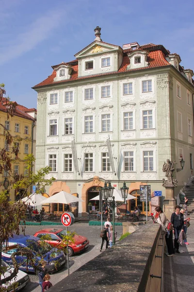 Praga, República Checa - Mayo 2016: Gente caminando por la dulce calle antigua cerca de la hermosa fachada de House at the Golden Stars en Mala Strana —  Fotos de Stock