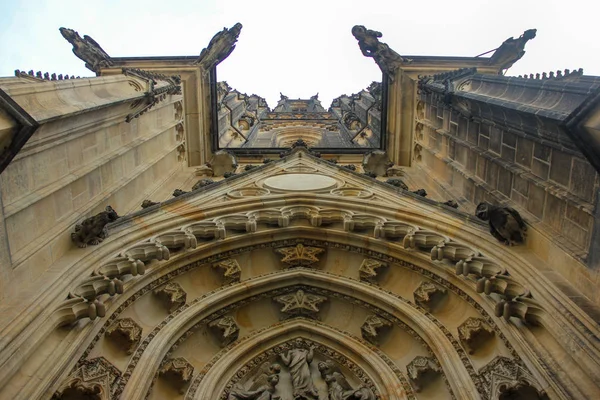 Look up carved archway entrance detail of the elaborately carved tympanum of Saint Vitus Cathedral in Prague — Stock Photo, Image