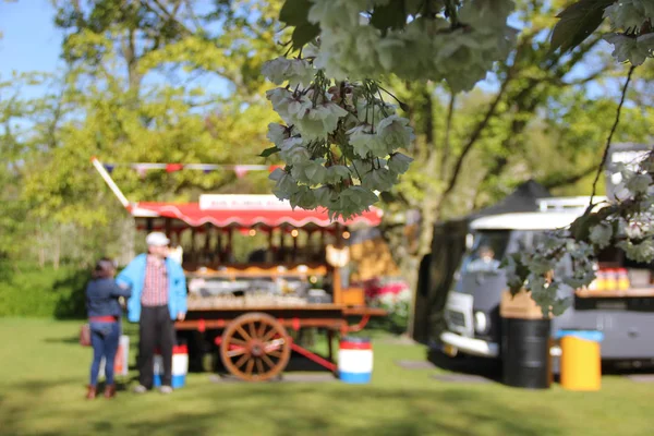 Geleneksel Hollanda yemek foodtrack ve insanlar olarak çiçeği şube arkasında arka plan bulanık. İlkbaharda Keukenhof Çiçek Bahçesi, Hollanda