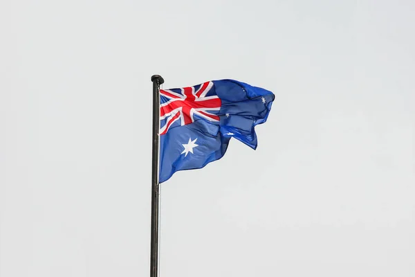 Прапор Австралії на флагштока проти синього неба — стокове фото