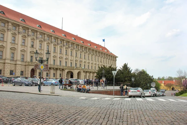 Люди, идущие по улице Праги возле дворца Чернин — стоковое фото