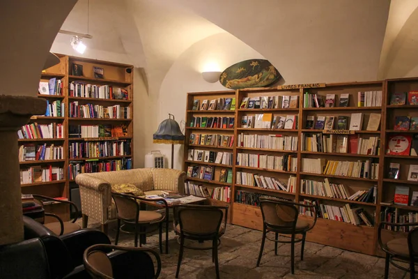 Alte Stühle im Retro-Buchladen. Oldtimer-Atmosphäre — Stockfoto