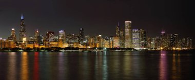 Chicago atmosferik sahne gece şehir manzarası ve Michigan Gölü gösterilen