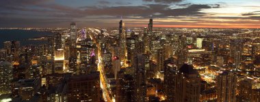 Atmosferik mahalline Chicago Michigan Avenue ve şehir gösterilen gece